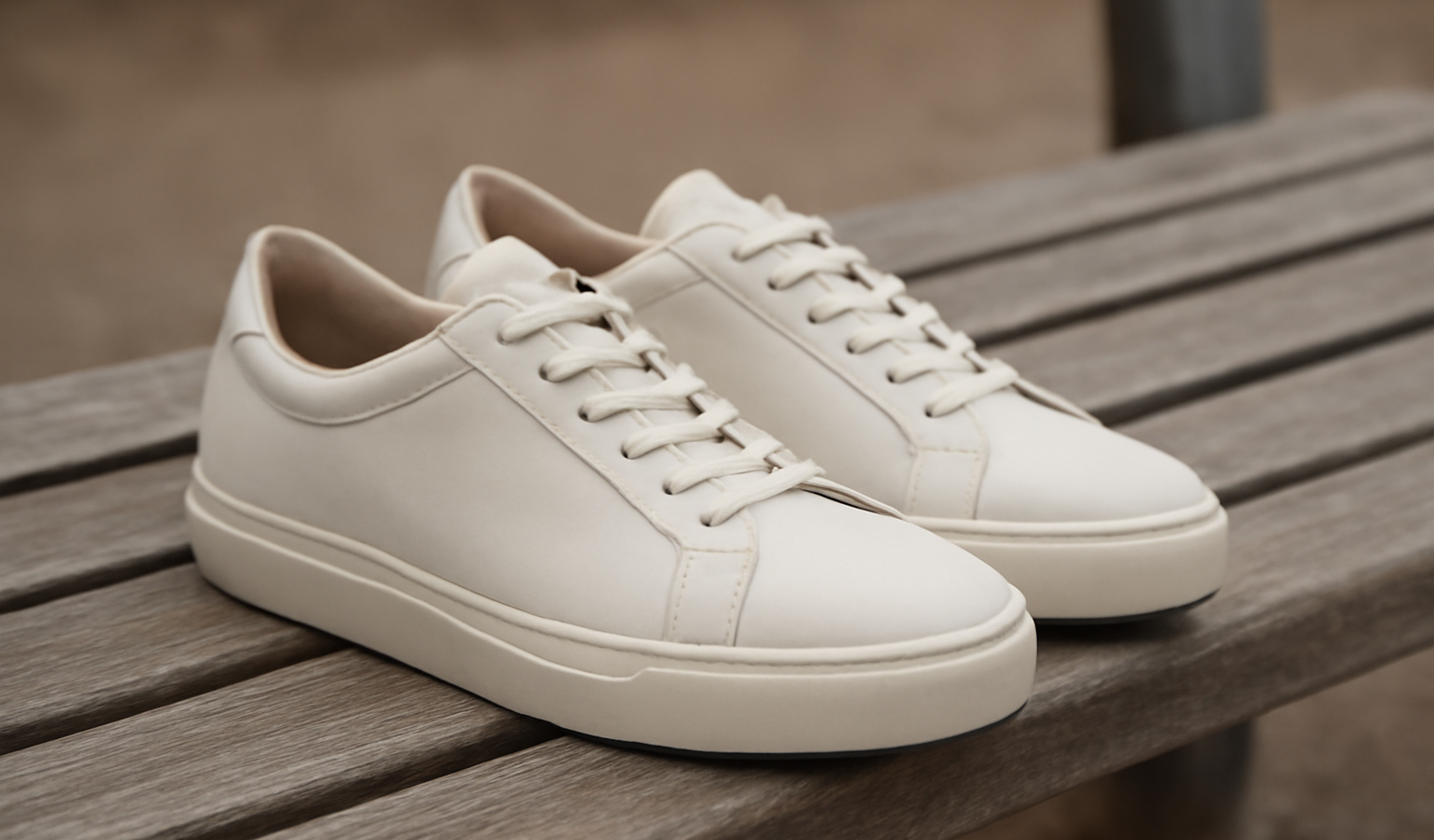 paire de sneakers minimalistes posée sur un banc