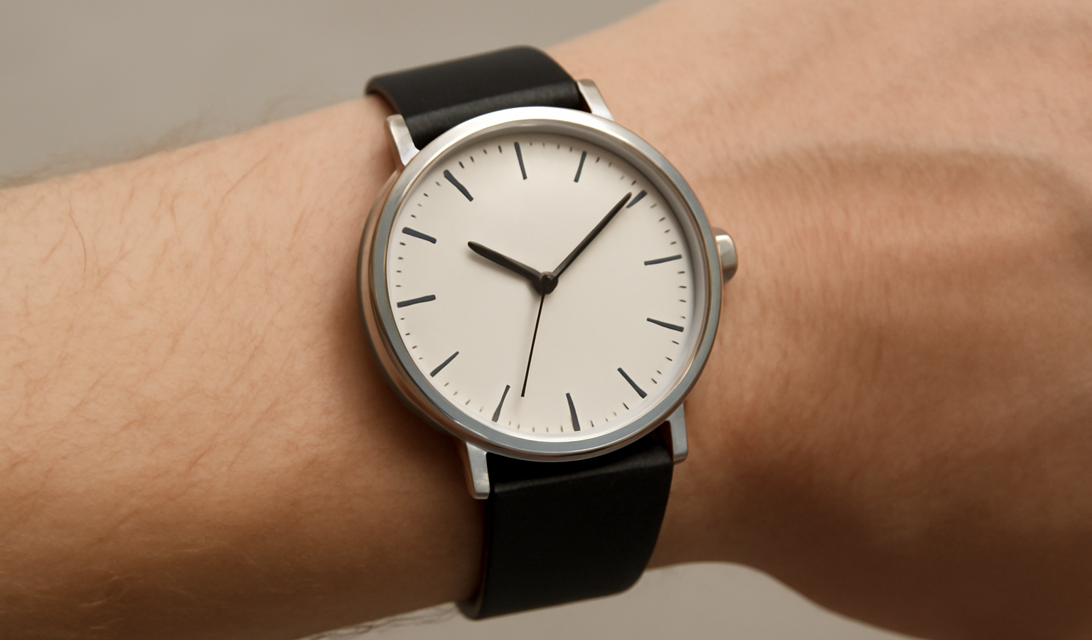 poignet portant montre au design épuré