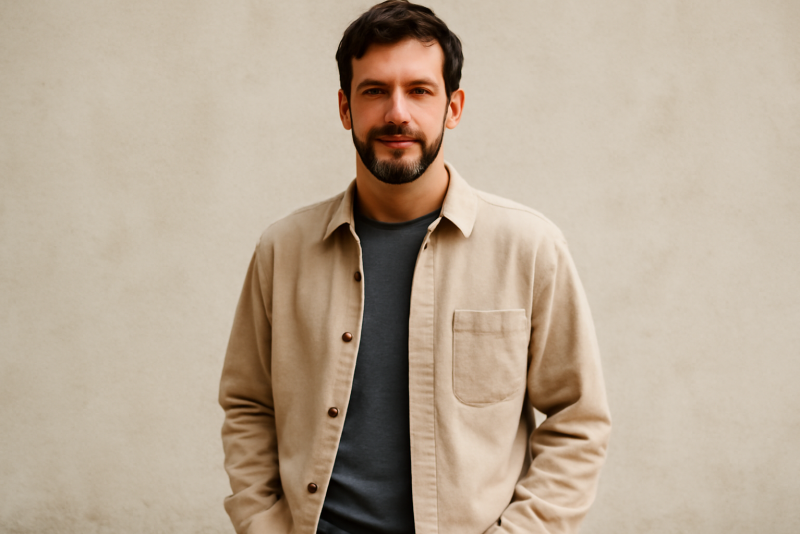 homme portant surchemise par dessus t-shirt