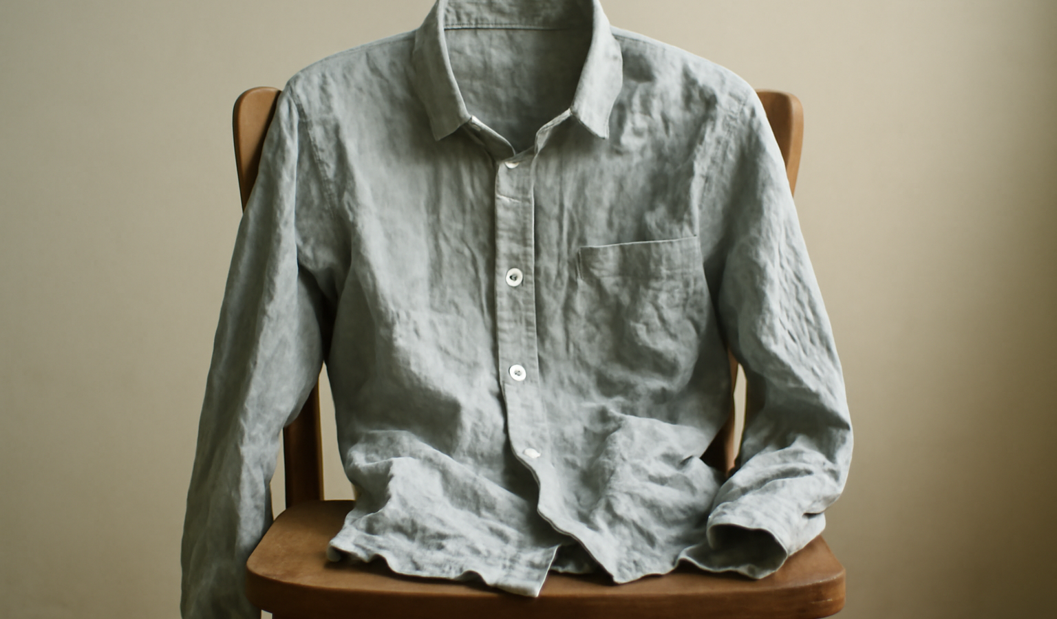 chemise froissée posée sur chaise en bois