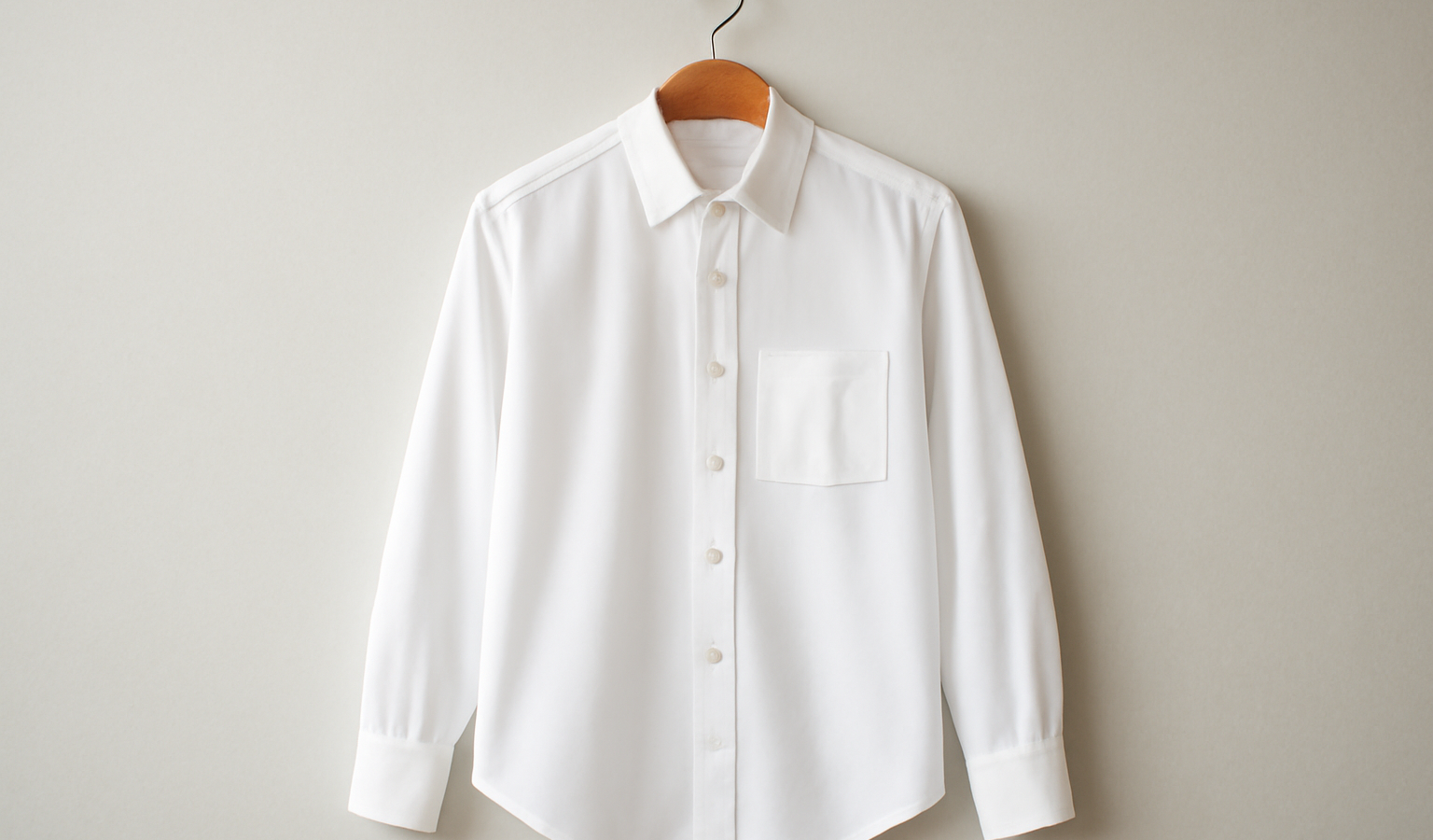 chemise blanche sur un cintre en bois