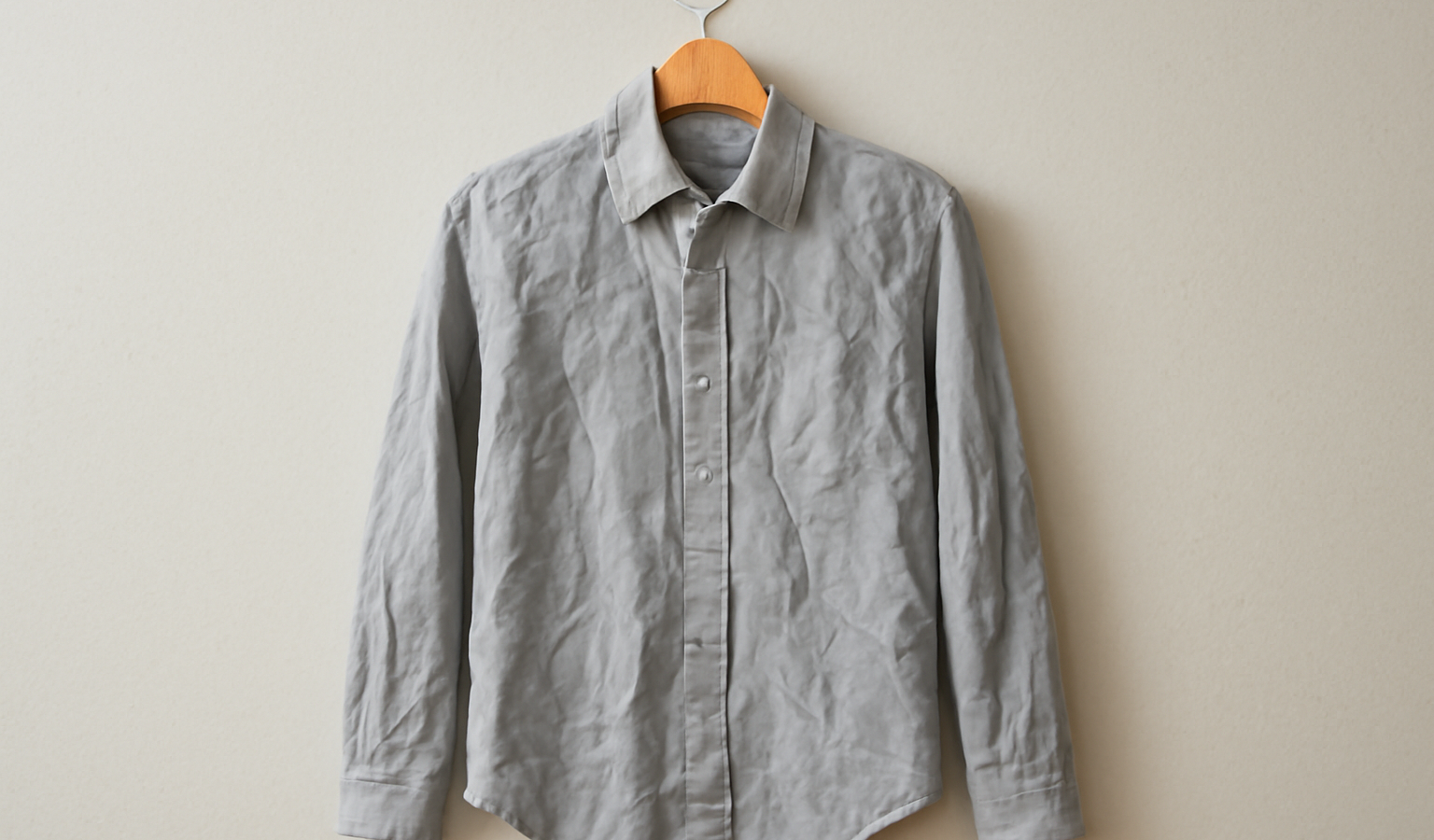 chemise froissée étendue sur un cintre