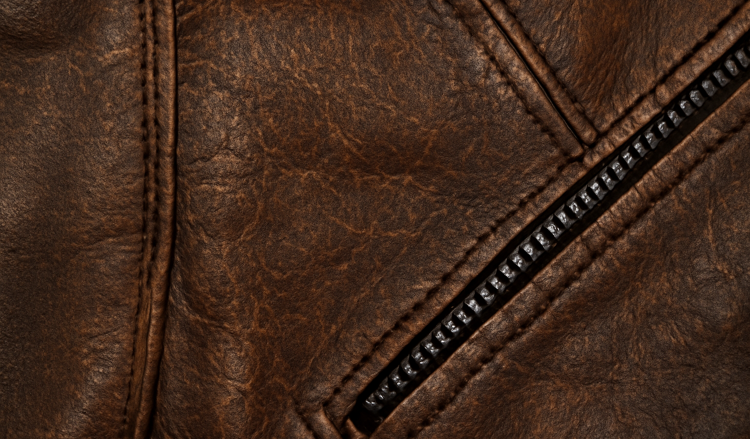 gros plan sur cuir craquelé d'une veste