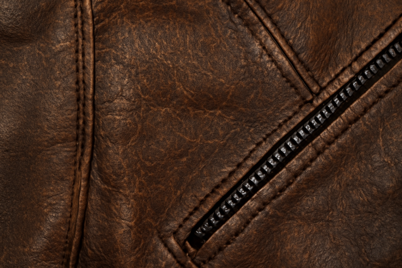 gros plan sur cuir craquelé d'une veste