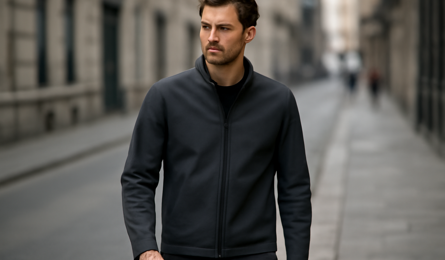 homme portant veste minimaliste en rue