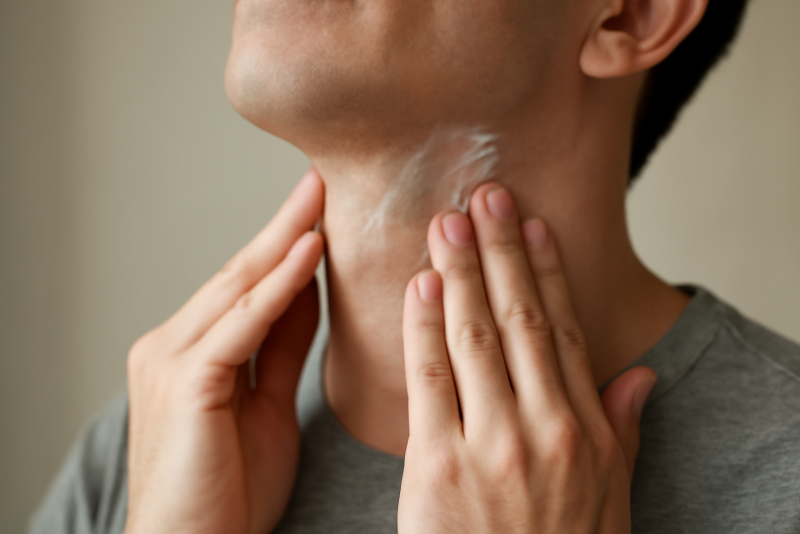 mains appliquant lotion sur cou apres rasage