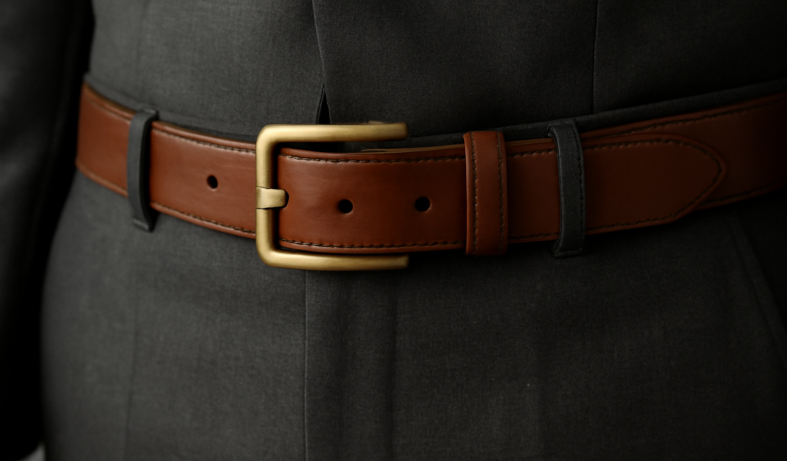 ceinture en cuir pose sur costume