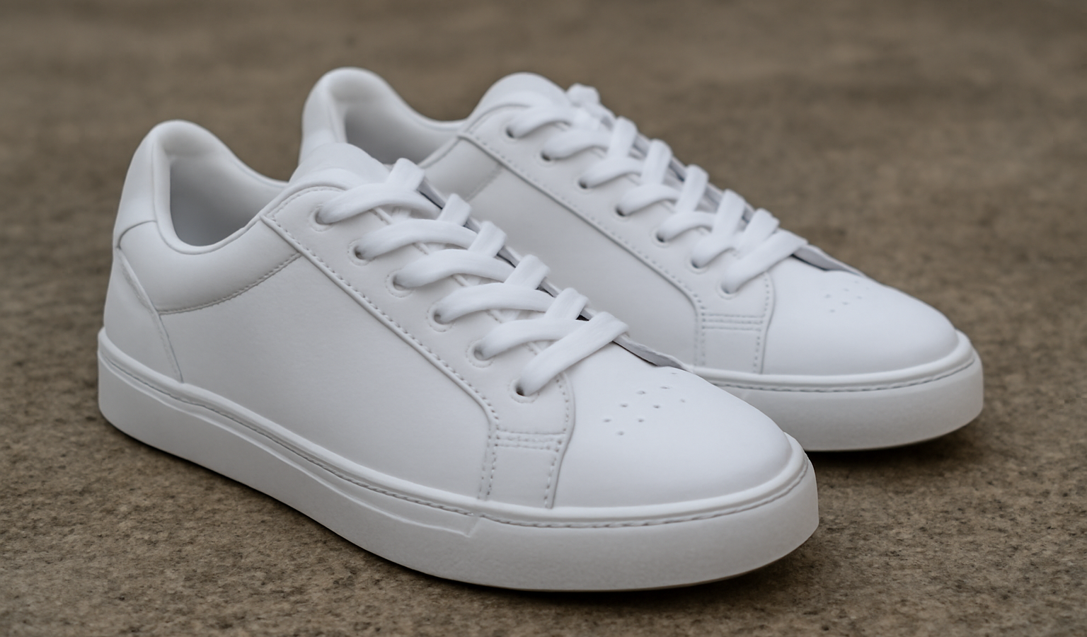 paire de baskets blanches posée sol