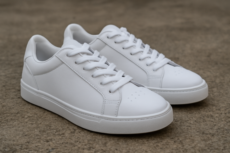 paire de baskets blanches posée sol