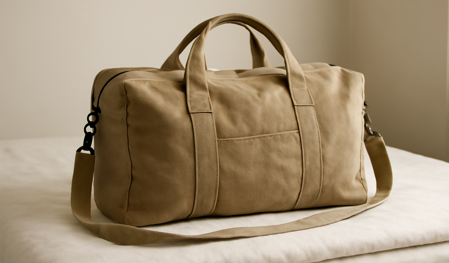 sac de voyage en toile posé sur lit plié
