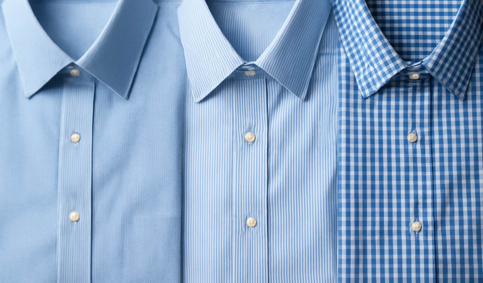 différents tissus de chemise posés côte à côte