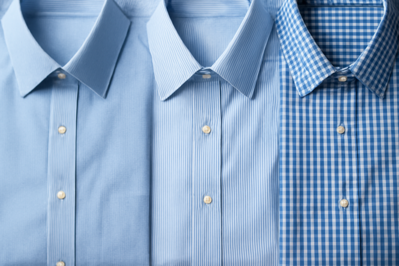 différents tissus de chemise posés côte à côte
