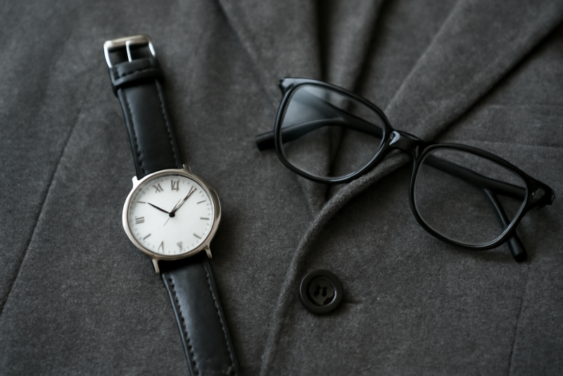 montre simple lunettes posées sur veste