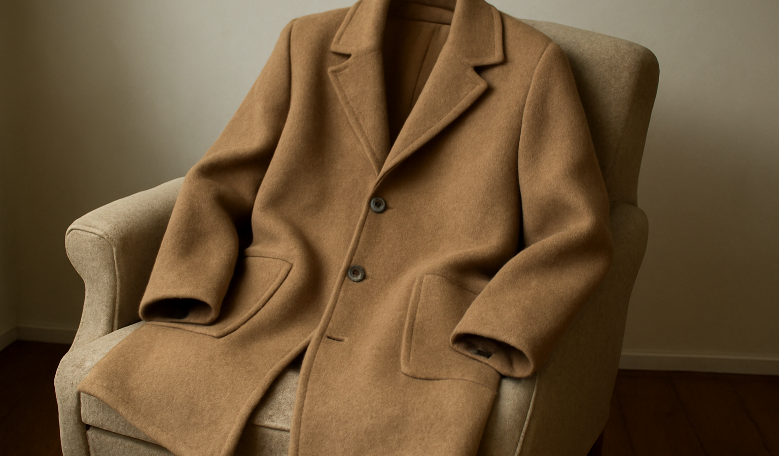 manteau en laine posé sur fauteuil