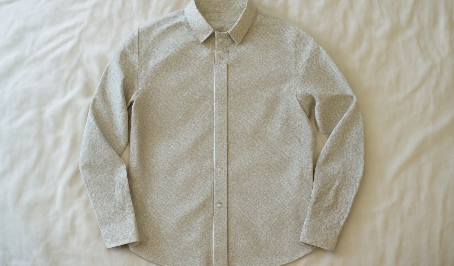 chemise à petits motifs posée sur lit