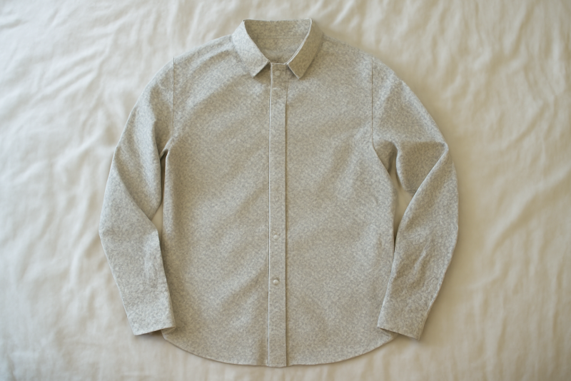 chemise à petits motifs posée sur lit