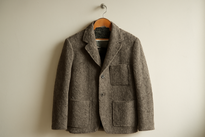 veste texturée suspendue sur portemanteau