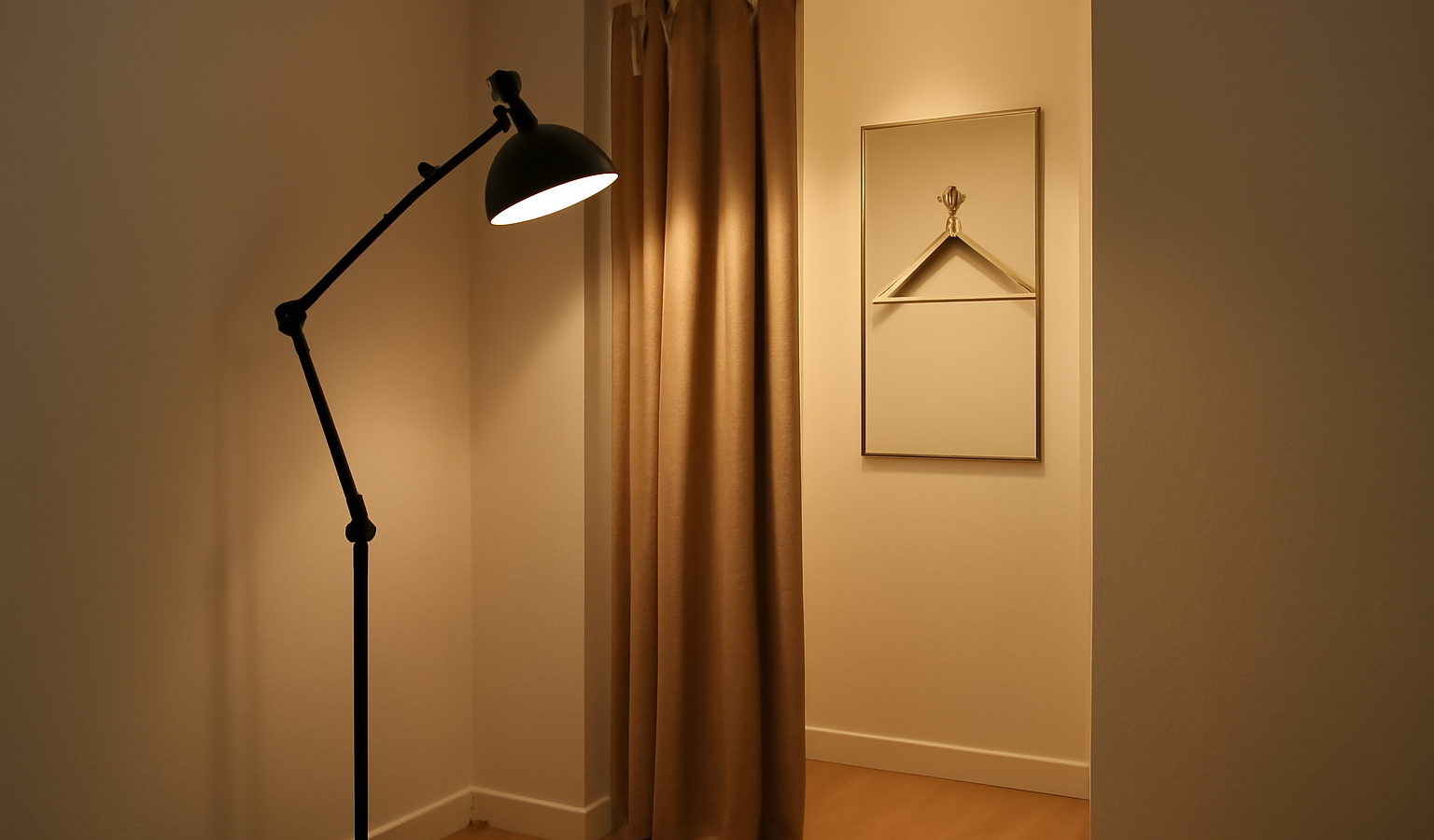 lampe réglable éclairant une cabine d'essayage maison
