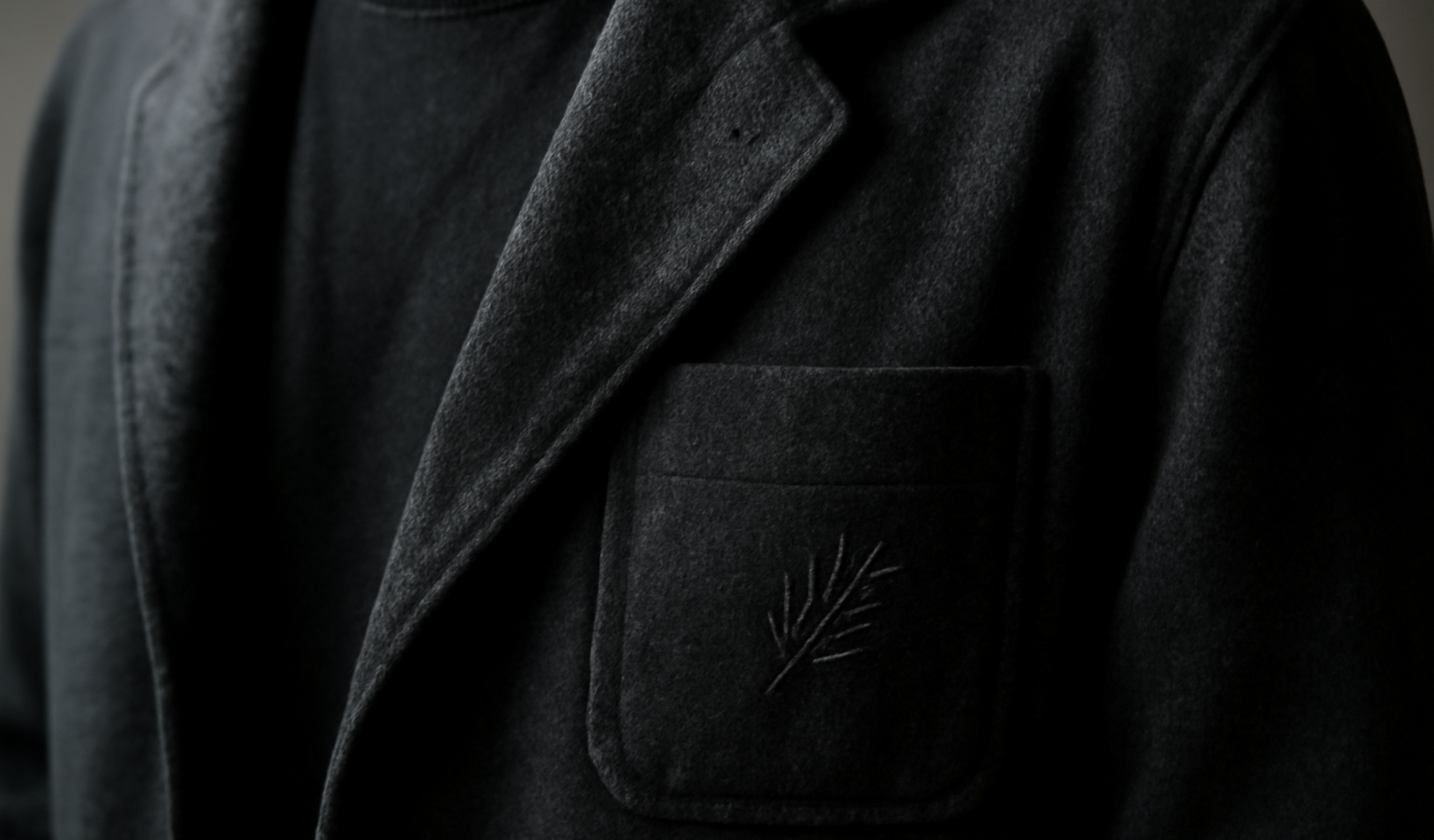 poche contrastée et broderie discrète sur veste