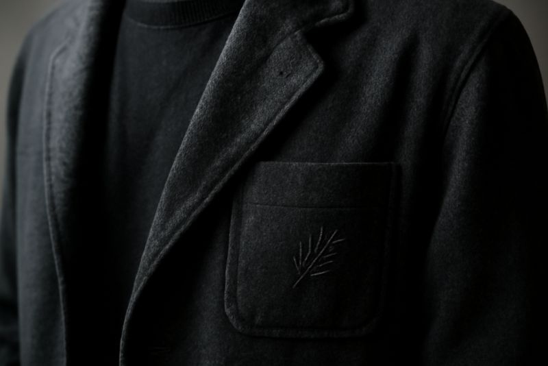 poche contrastée et broderie discrète sur veste