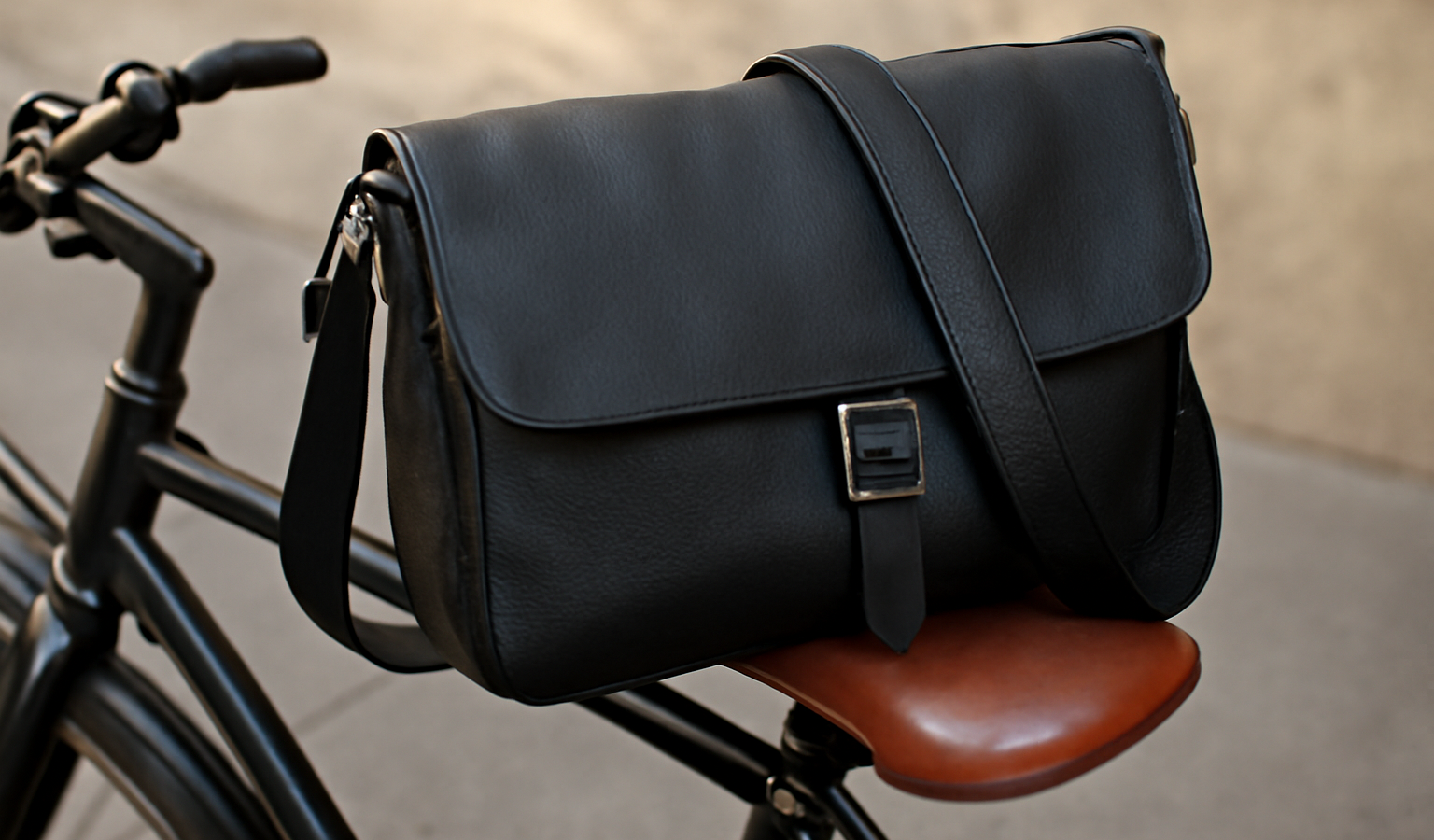 sac à bandoulière posé sur selle de vélo